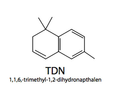 TDN (триметилдегидронафталин), который даёт тот самый «бензольный» тон