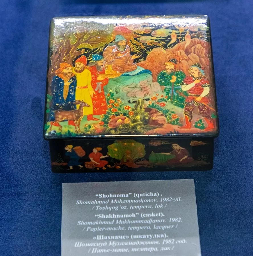 "Шахнаме" (шкатулка). 1982 год. Шомахмуд Мухаммеджонов. © Sputnik / Бахром Хатамов