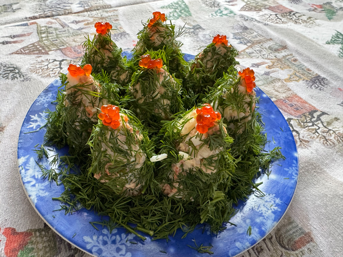 "Подгулявшие" ёлочки из рыбного салата... Фото автора