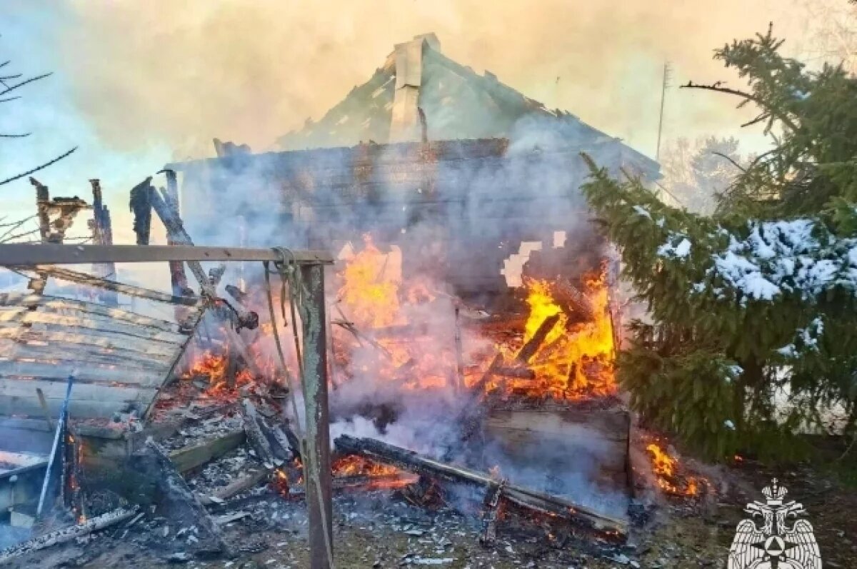    В Тверской области загорелся двухквартирный жилой дом