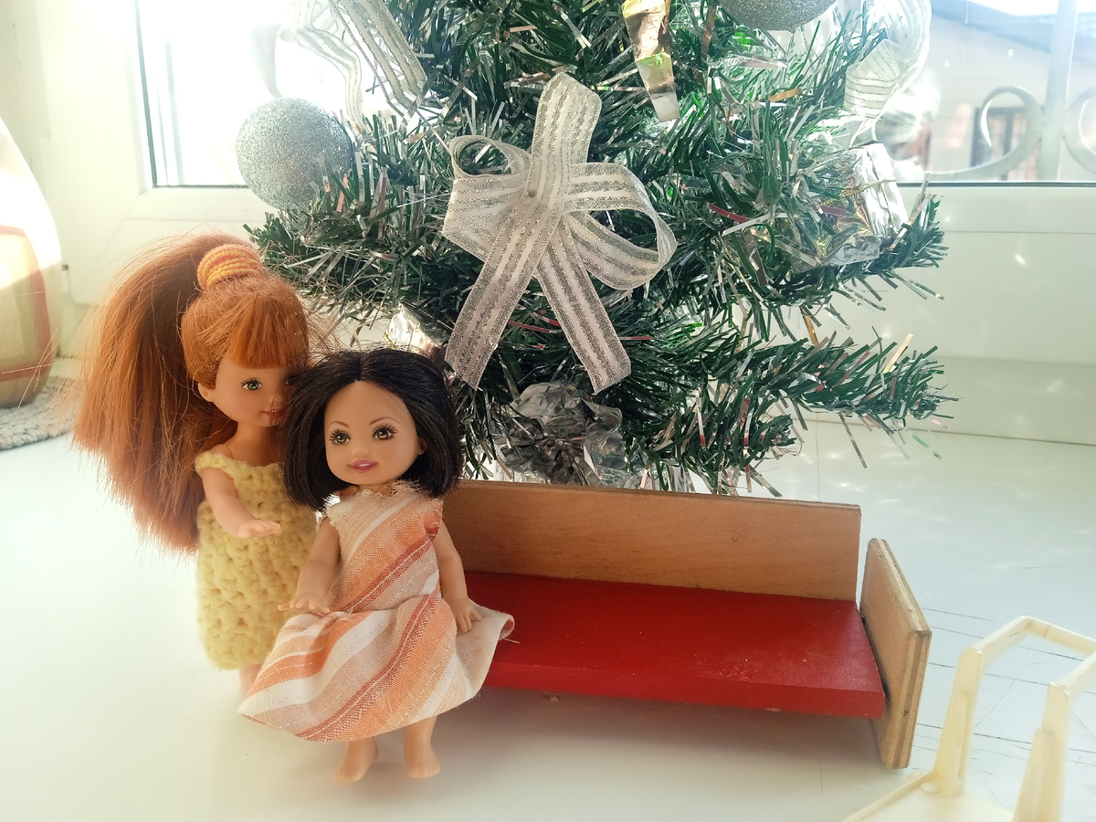 Света и Жанна обновили диван. Фото автора.