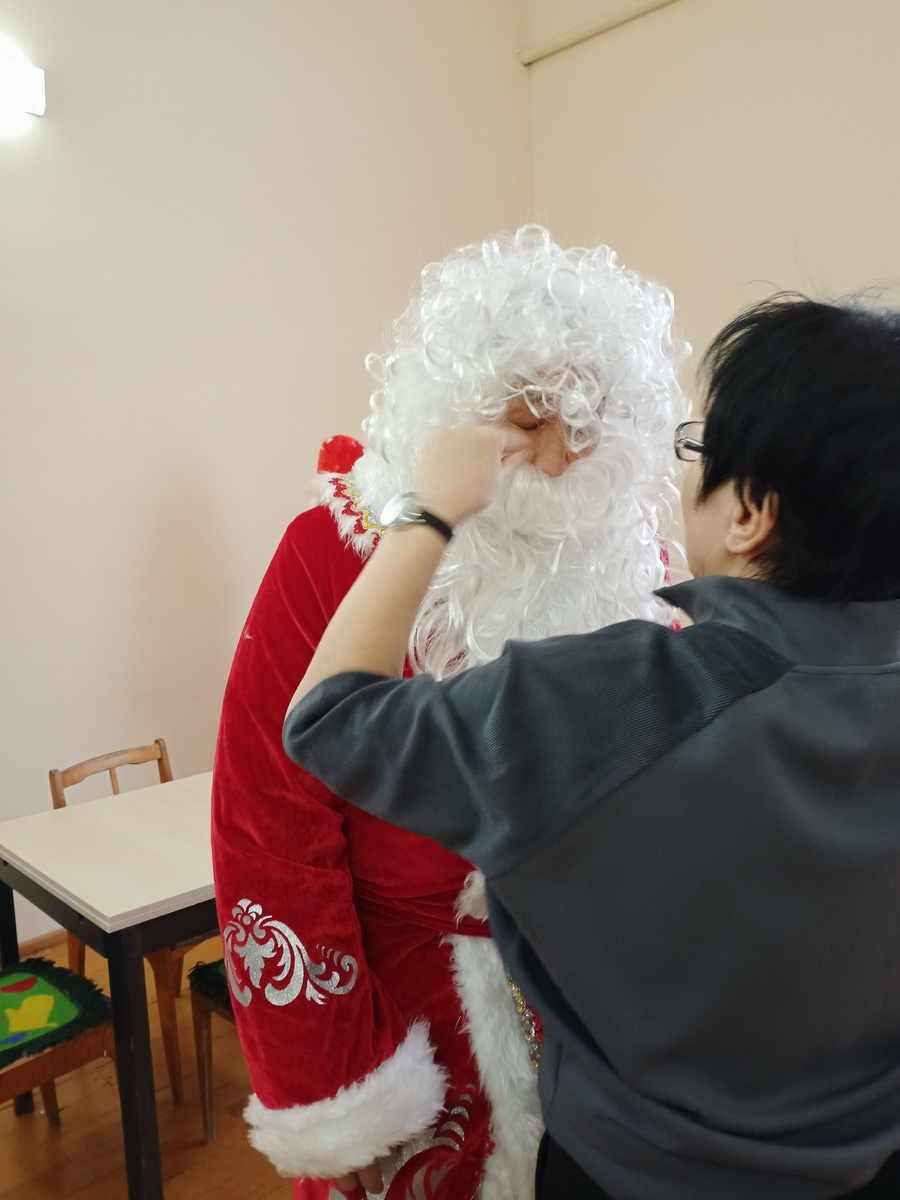 Наряжают нашего папу.