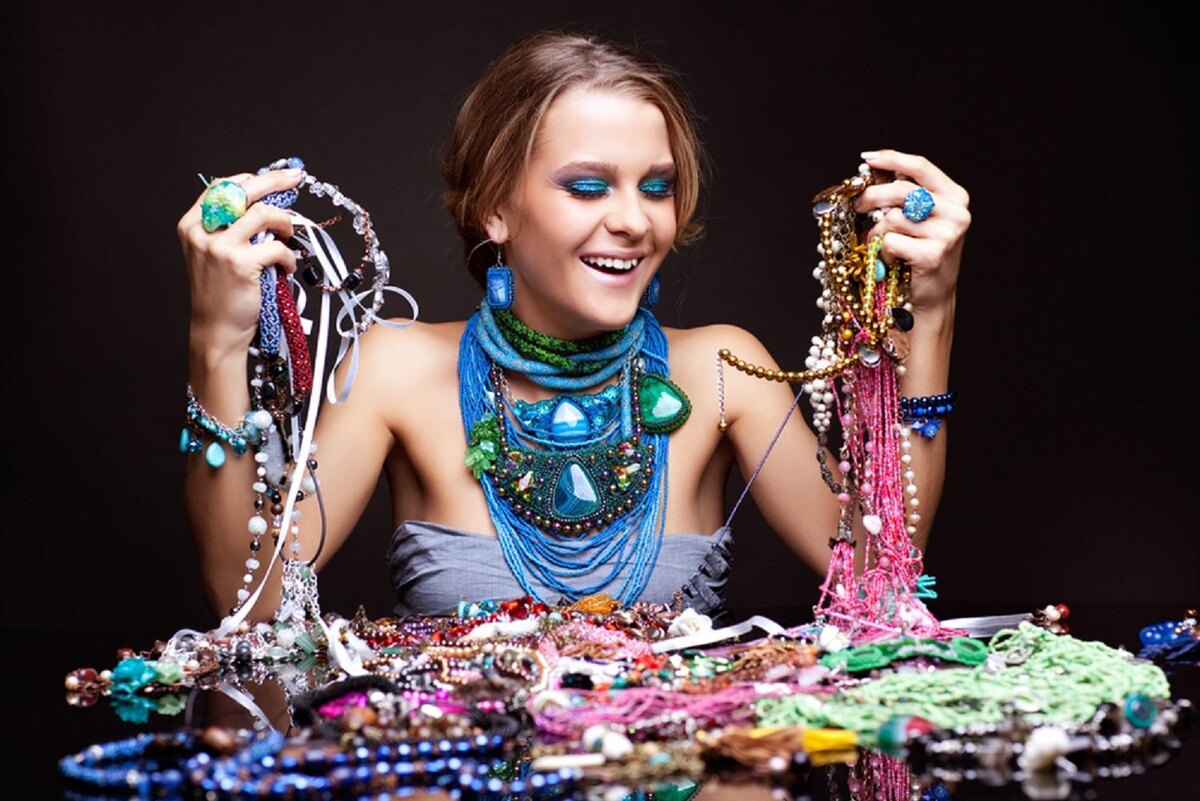 Девушка с бижутерией. 