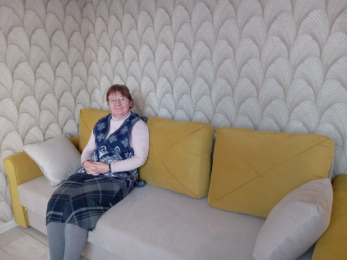 Я сижу на выигранном диване. Думаю, мы все его хотели и все равно бы его купили,потому что понравился он нам. Вот и пришел. Вселенная решила его подарить. И я испытываю благодарность за это. Как и все мы