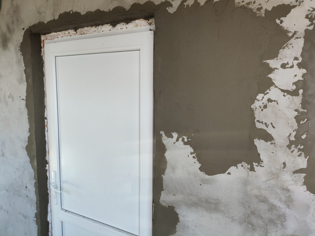 Откосы и кусочек стены. Там ямина была солидная