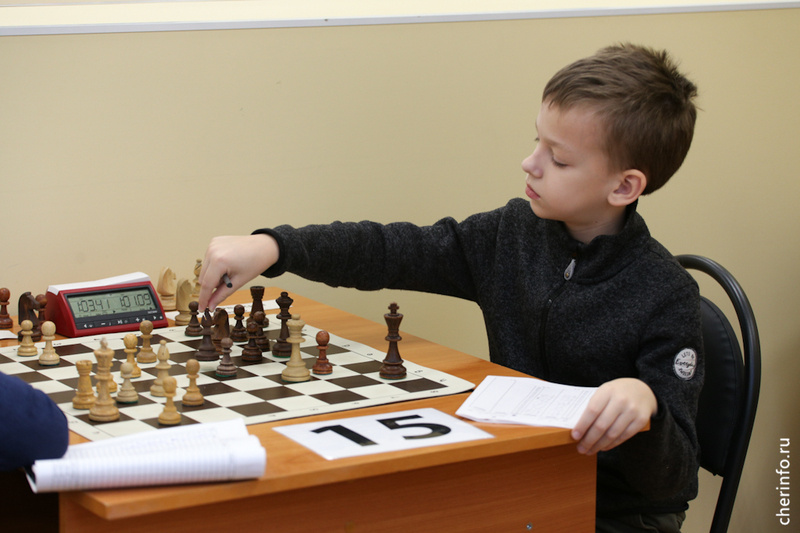    Первенство города по шахматам среди юношей и девушек до 19 лет открылось сегодня в шахматном клубе на Сталеваров, 42.