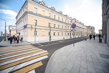 Крестовоздвиженский переулок (Воздвиженский, в 1957—1993 годах — переулок Янышева) — переулок в Центральном административном округе города Москвы. Проходит от улицы Знаменки до Воздвиженки, параллельно Староваганьковскому переулку, западнее него. Нумерация домов ведётся от Знаменки
