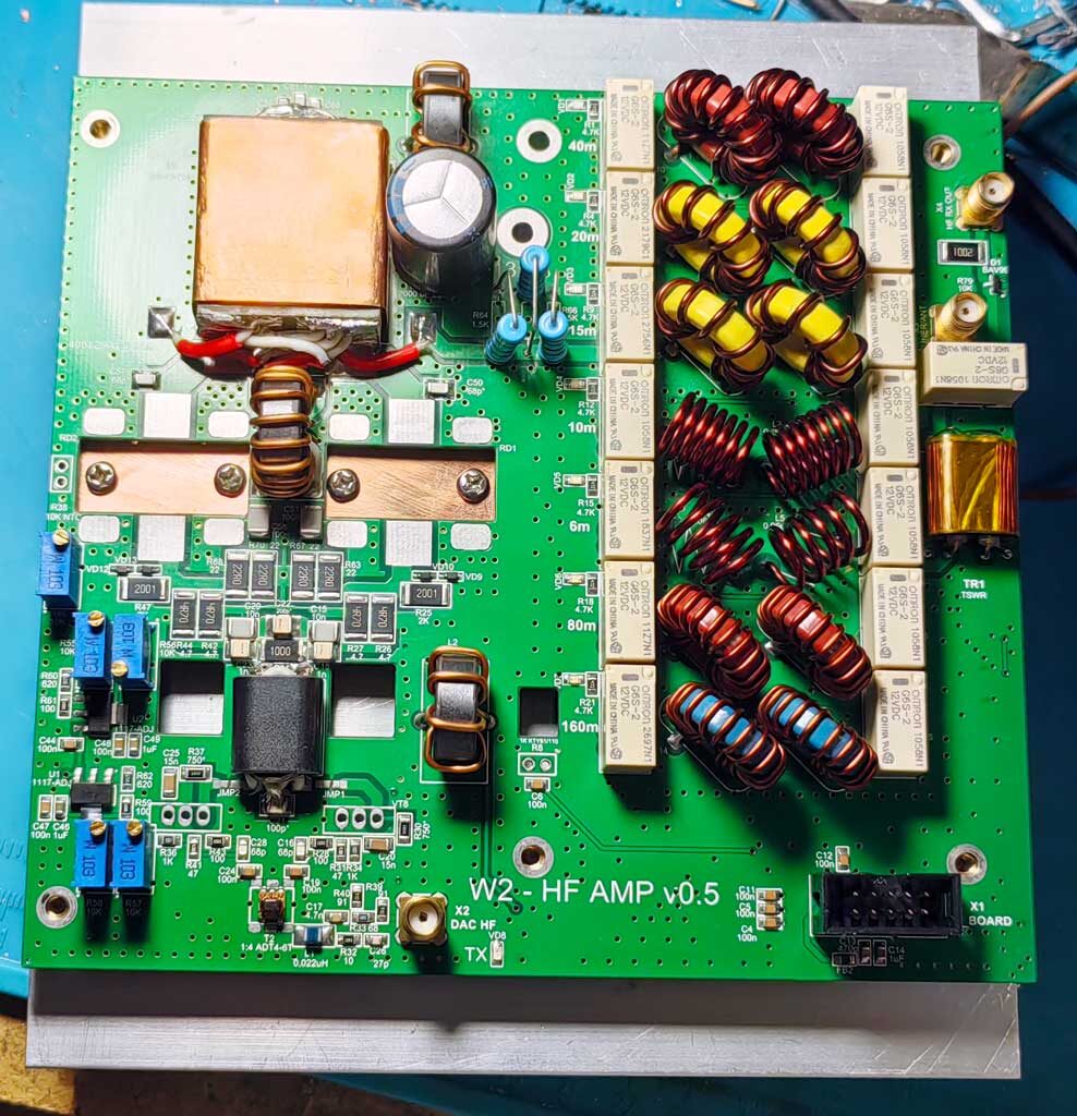 Вот таким образом поготовлен радиатор и посадочные места под транзисторы