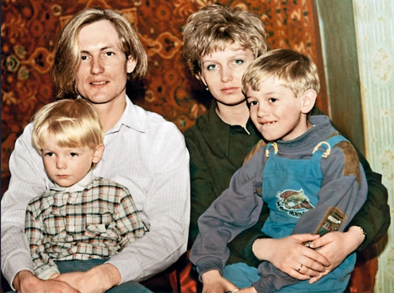 Сергей и супруга Людмила, их дети. 