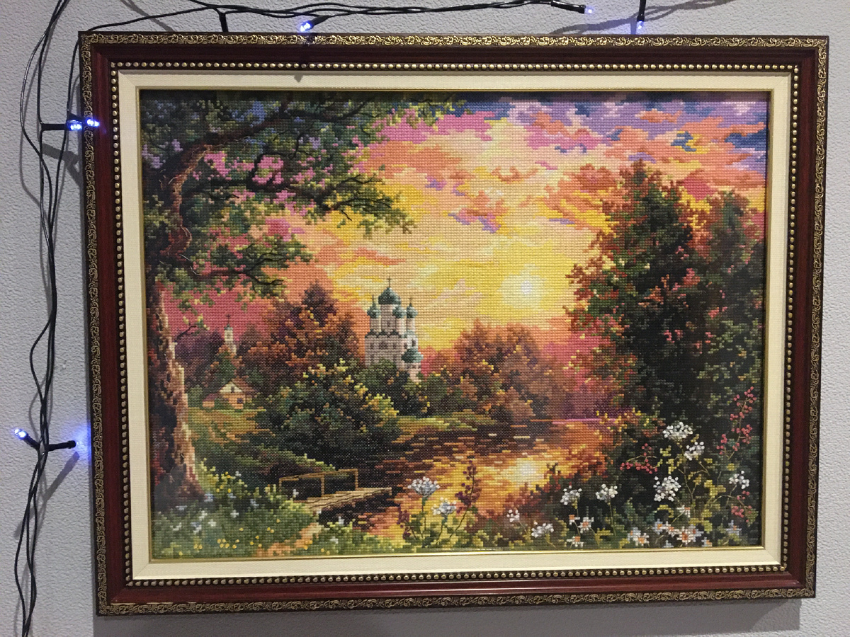 С новогодней гирляндой 