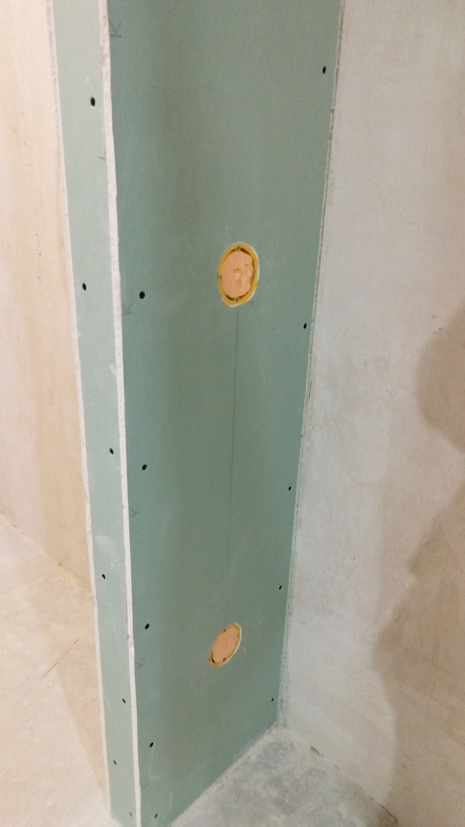 Подрозетники в стене из смонтированного гипсокартона.