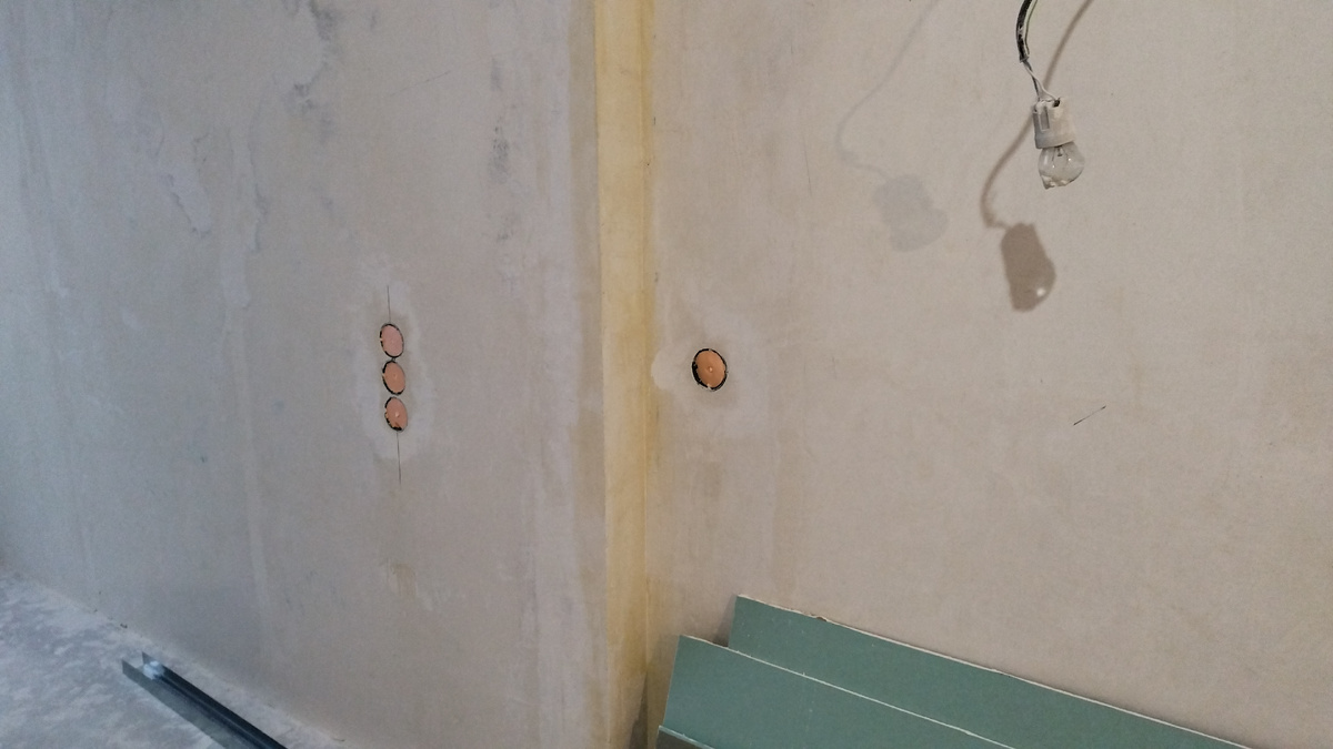 Зона дивана в комнате.