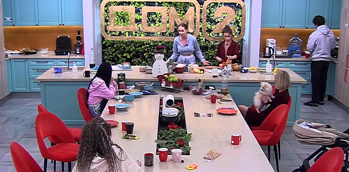 перепалка Вики и Кристины (фото из эфира на «Okko»)