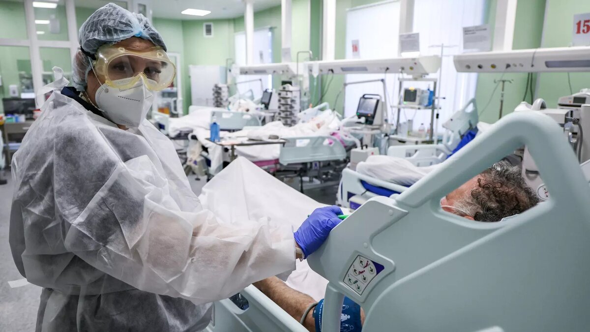 Пациенты с тяжелой формой «свиного гриппа» попадают в «красные зоны» больниц. Автор: Петр Ковалев. Источник: ТАСС