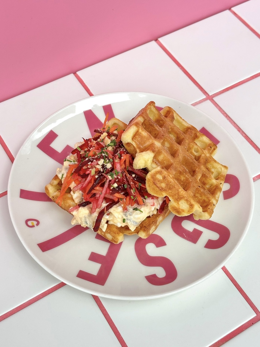 Картофельная вафля кокетливо съезжает вбок, обнажая соблазнительный коул-слоу