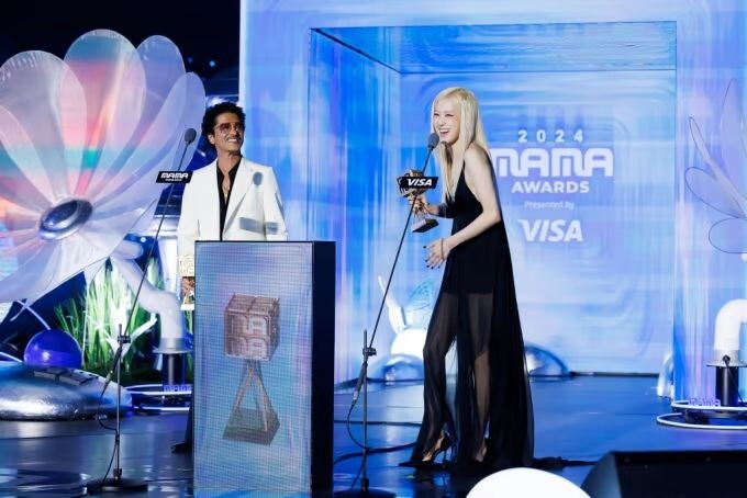   Розэ получила награду «Global Sensation» на церемонии вручения премии «2024 MAMA AWARDS», проходившей в Kyocera Dome Osaka, Япония, в ноябре прошлого года./Фото предоставлено CJ ENM.