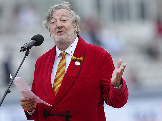 По словам Стивена Фрайя, когда он узнал о том, что будет посвящен в рыцари, вспомнил о своем ужасно несчастливом детстве, а также "о своей глупости и неудачливости". "Я думаю, какой катастрофой я был для своих родителей, – признался актер. – Каждый раз, когда звонил телефон, они думали, что еще натворил этот Стивен. Это стало предметом шуток в нашей семье". Фотография из открытого источника. 