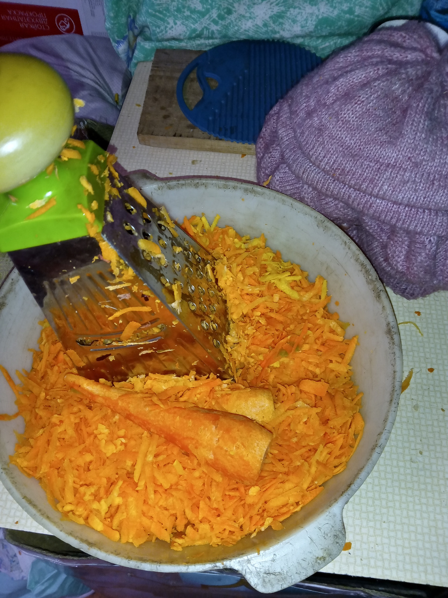 Выращено два мешка морковки. Едим. Шапка- это уже  не шапка, это грелка для кофейной кружки