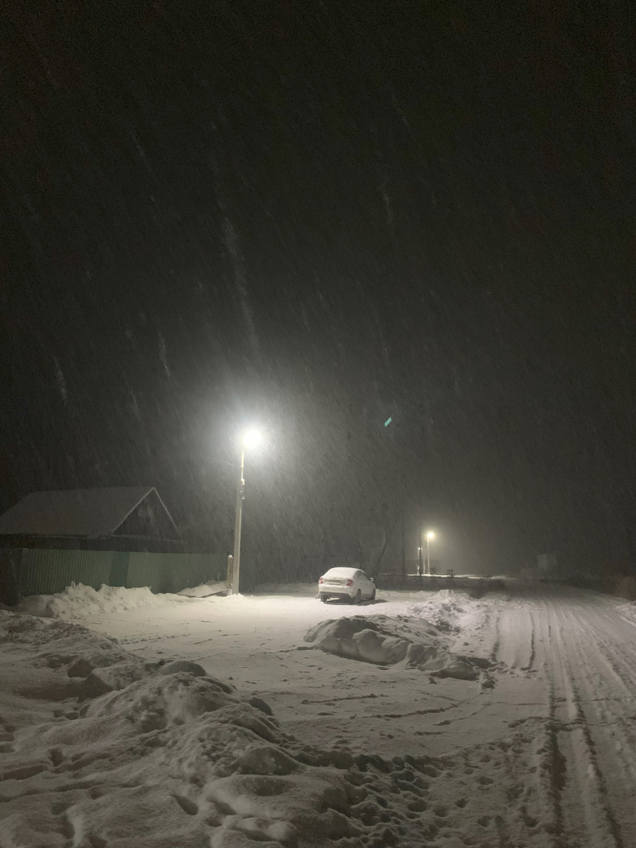 Вот моя деревня, вот мой дом родной, вот качусь я в санках по горе крутой 