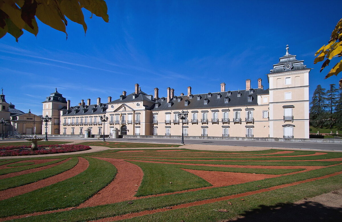 Королевский дворец Эль-Пардо (исп. Palacio Real de El Pardo) — небольшая королевская резиденция в Мадриде
