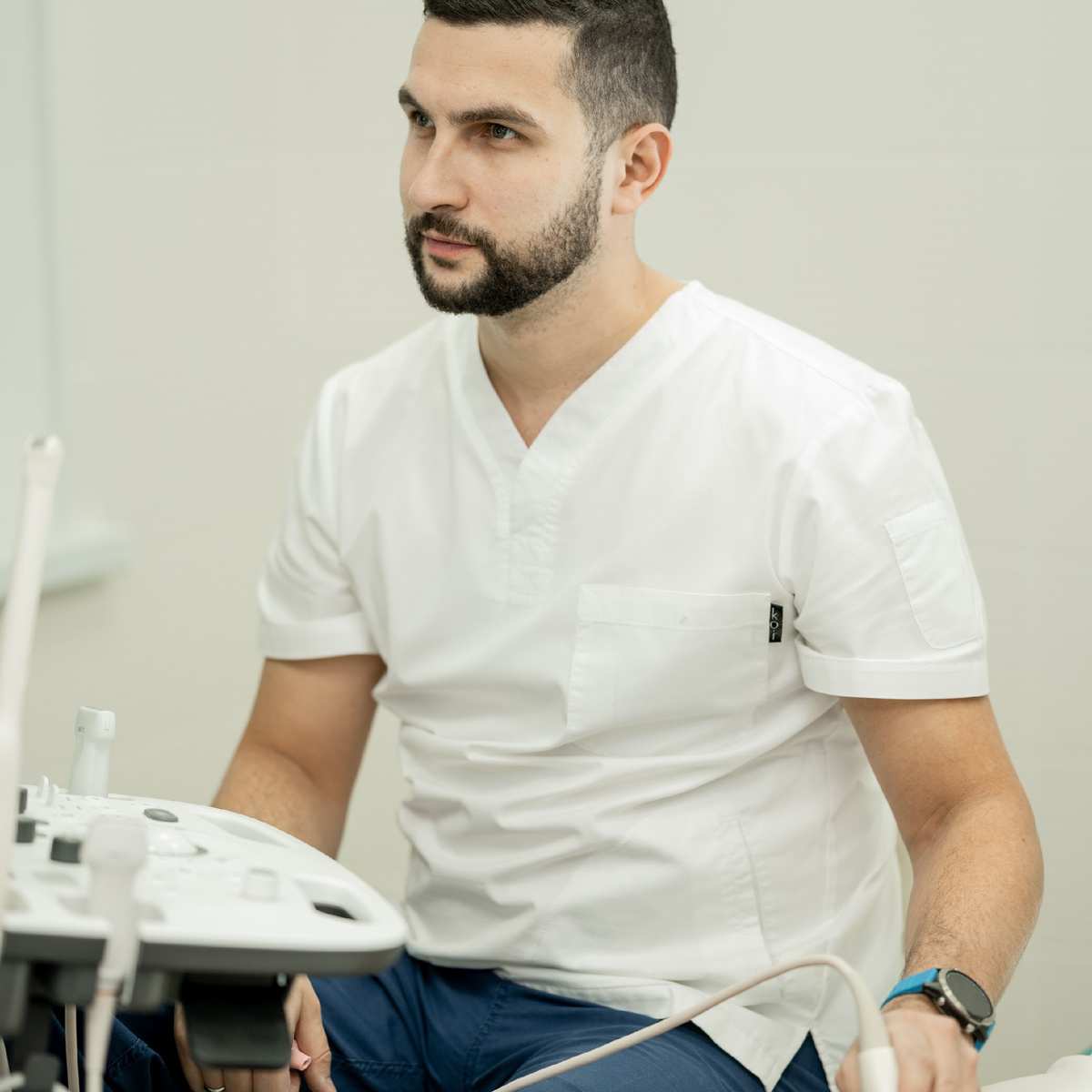  УЗИ почек. Показывает структурные изменения, такие как кисты или камни.