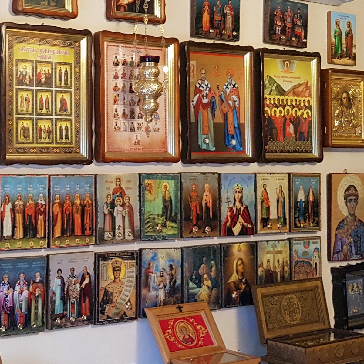 В монастыре хранится около 700 частиц мощей святых...