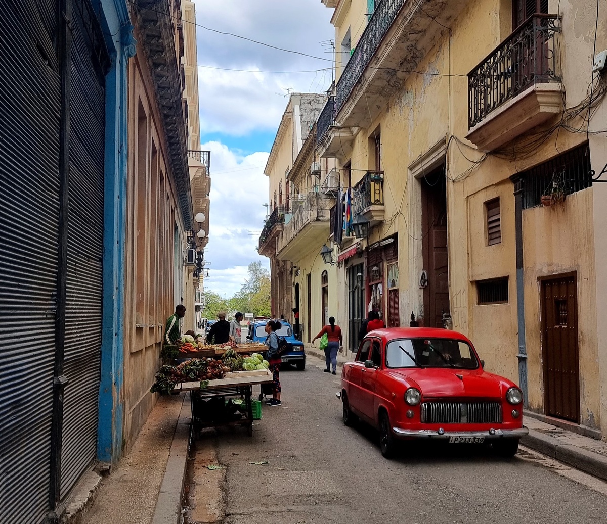 Лоток с овощами на улице в центре Гаваны