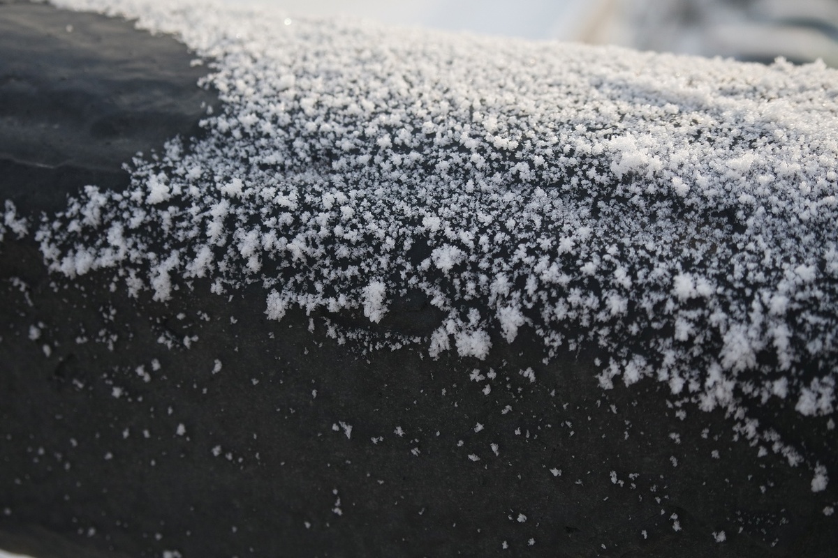 космом на чугунных перилах Глазковского моста 