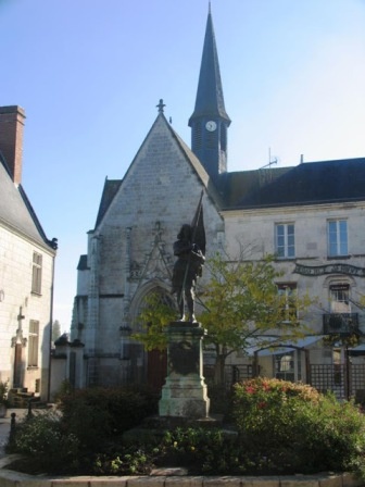 Церковь Сен-Катрин де Фьербуа и памятник Жанне д'Арк. Иллюстрация с сайта https://www.experienceloire.com