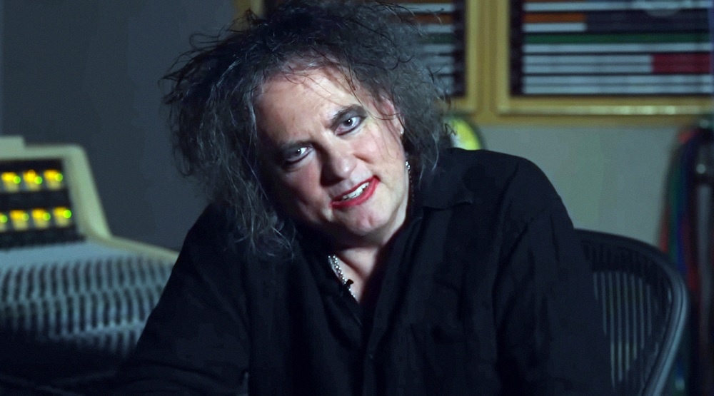     Фронтмен The Cure Роберт Смит / Скриншот из видео «The Cure - Robert Smith Interview - Songs of A Lost World»
