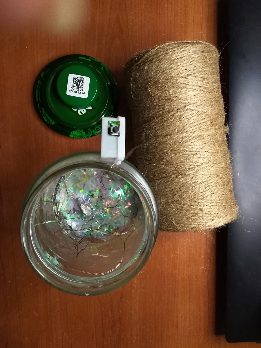 На дно банки насыпала слюду - это искусственный снег из магазина Лента. 