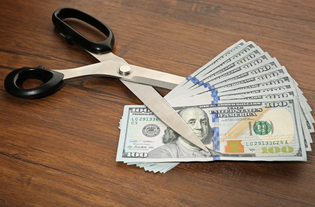 Резали лимиты ,не давали вывести,блокировали счета…