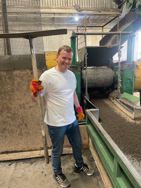 Артем Швагров на переработке старых покрытий в городе Старый Оскол и получение резиновой крошки.