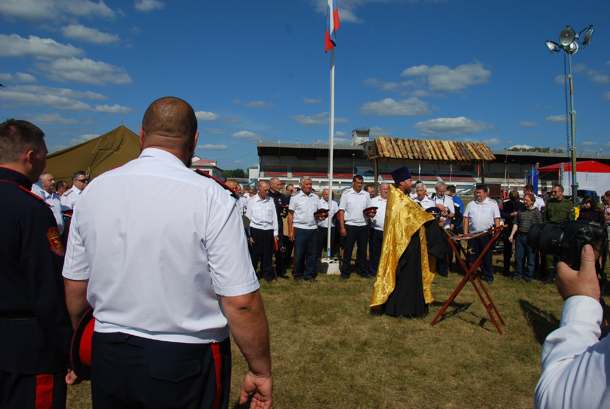 Прот. Андрей Козорезов служит молебен перед началом фестиваля