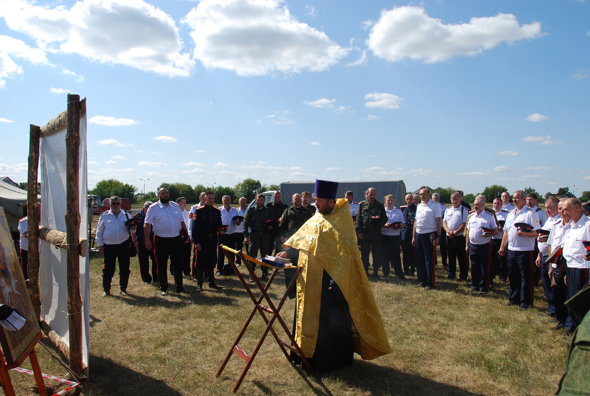 Прот. Андрей Козорезов служит молебен перед началом фестиваля