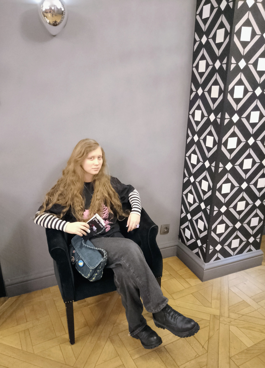 Ксюша в ожидании спектакля. Красивое