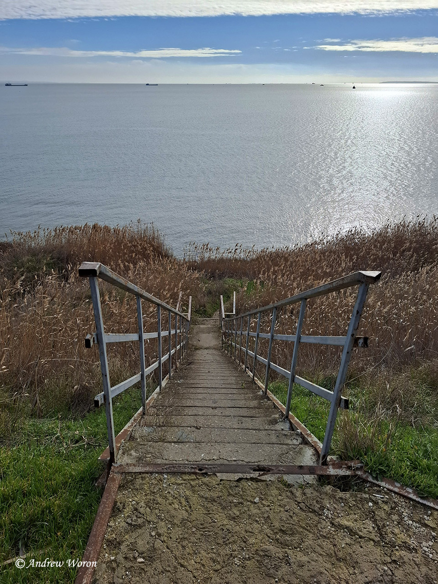 Лестница к берегу моря