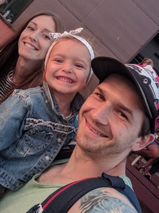 Счастливые обладатели седых волос, судов с подрядчиком и любимой квартиры с жёлтым диваном