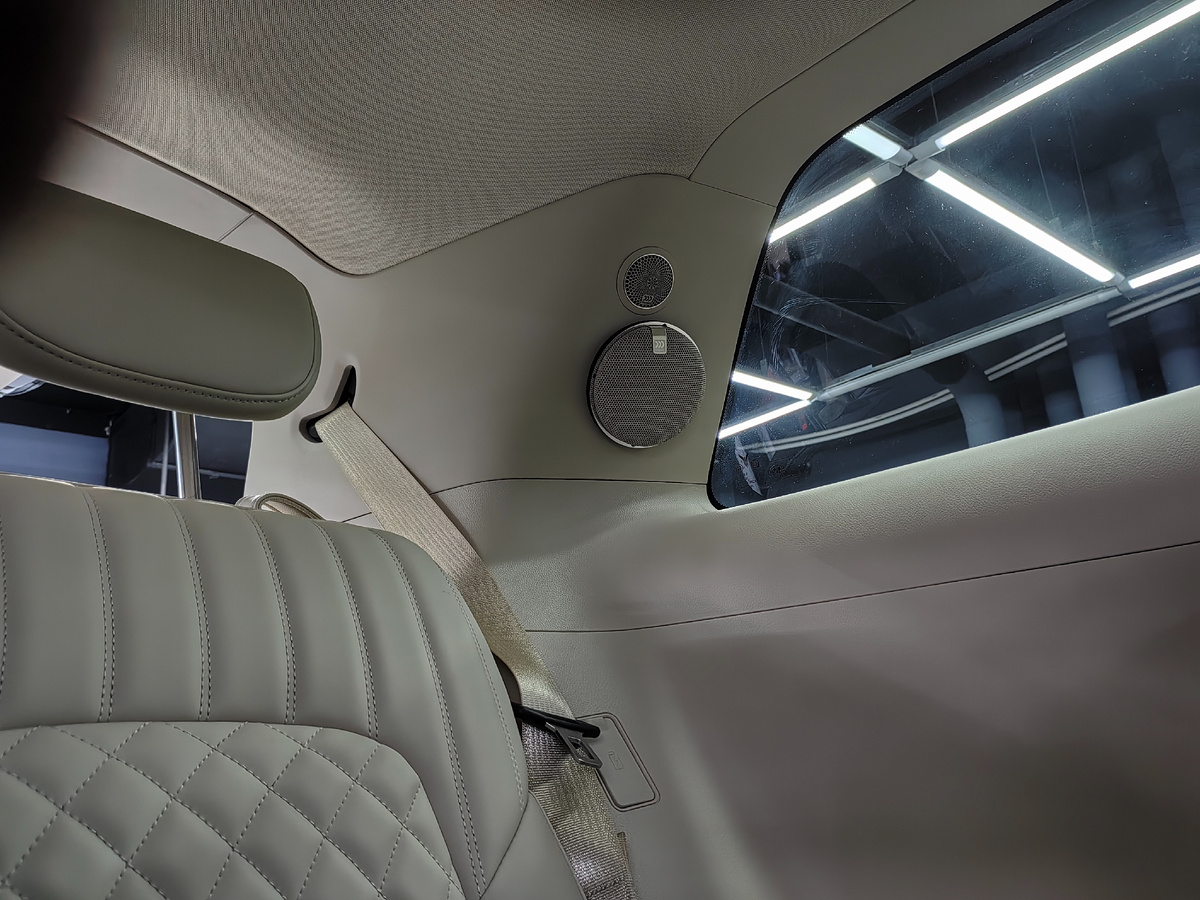 Акустика Morel поместилась в задних стойках и выглядит как заводская