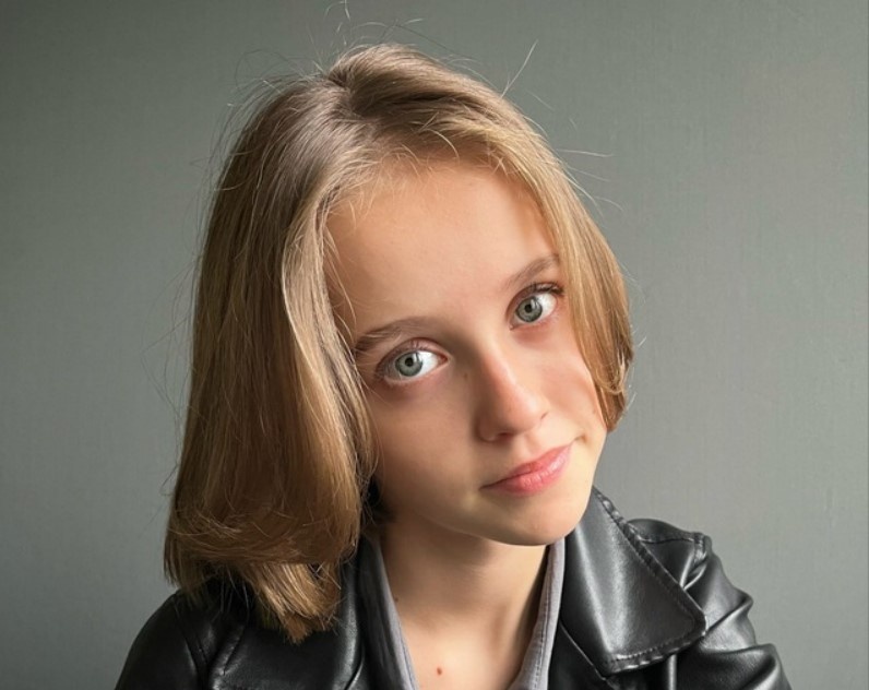 Есть в ней что-то от Ионовой начала 2000-х, что и может зацепить Фадеева.