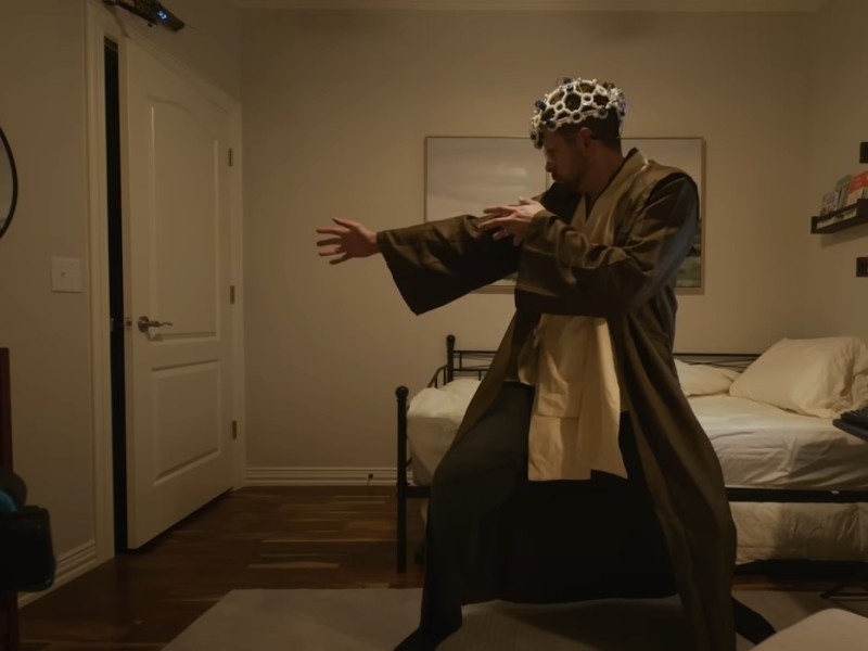    Блогер создал шлем для управления электроникой силой мысли [ВИДЕО]