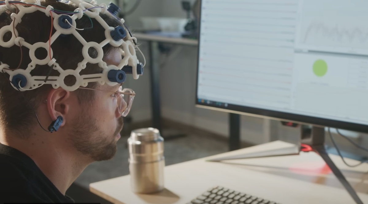    Блогер создал шлем для управления электроникой силой мысли [ВИДЕО]