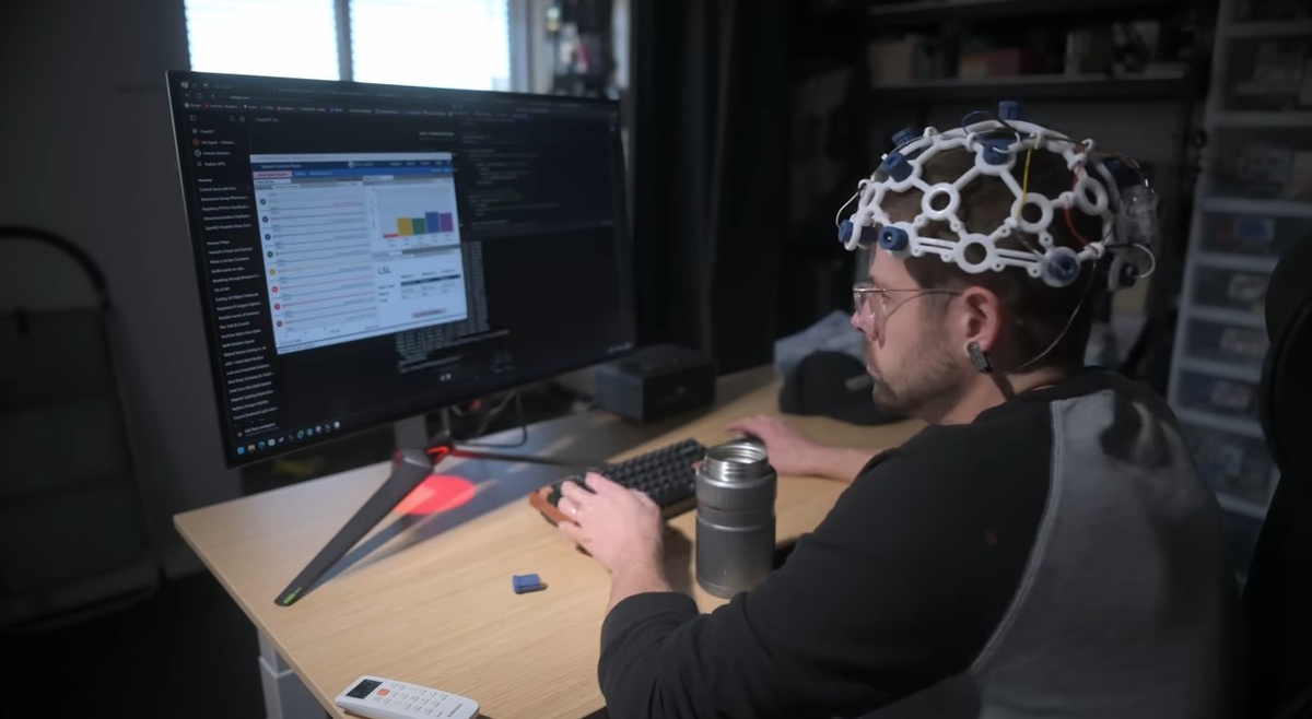    Блогер создал шлем для управления электроникой силой мысли [ВИДЕО]