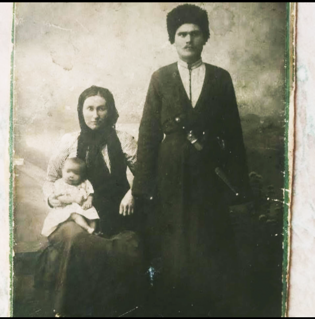 Вот он, маленький казачонок Гриша, и дед мой, Емельян