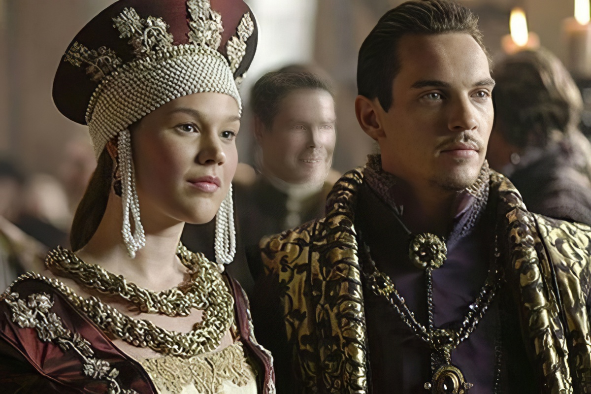 Кадр из фильма "Тюдоры" (2007-2010) Джосс Стоун в роли Анны Клевской и Джонатан Рис Мейерс в роли Генриха VIII Английского.