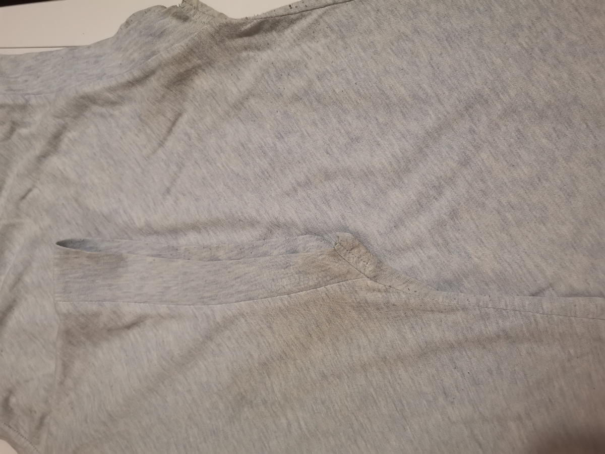 Футболка после обычной стирки. Пятна в области подмышек стиральный порошок не смог осилить.