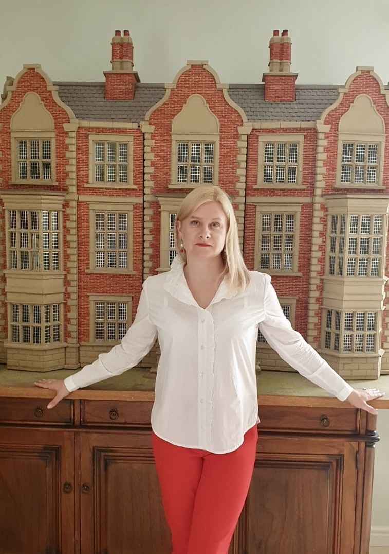 Я, а за моей спиной - мой кукольный домик, наполненный кукольной миниатюрой. Его многие из вас наверняка видели на обороте моих книг.