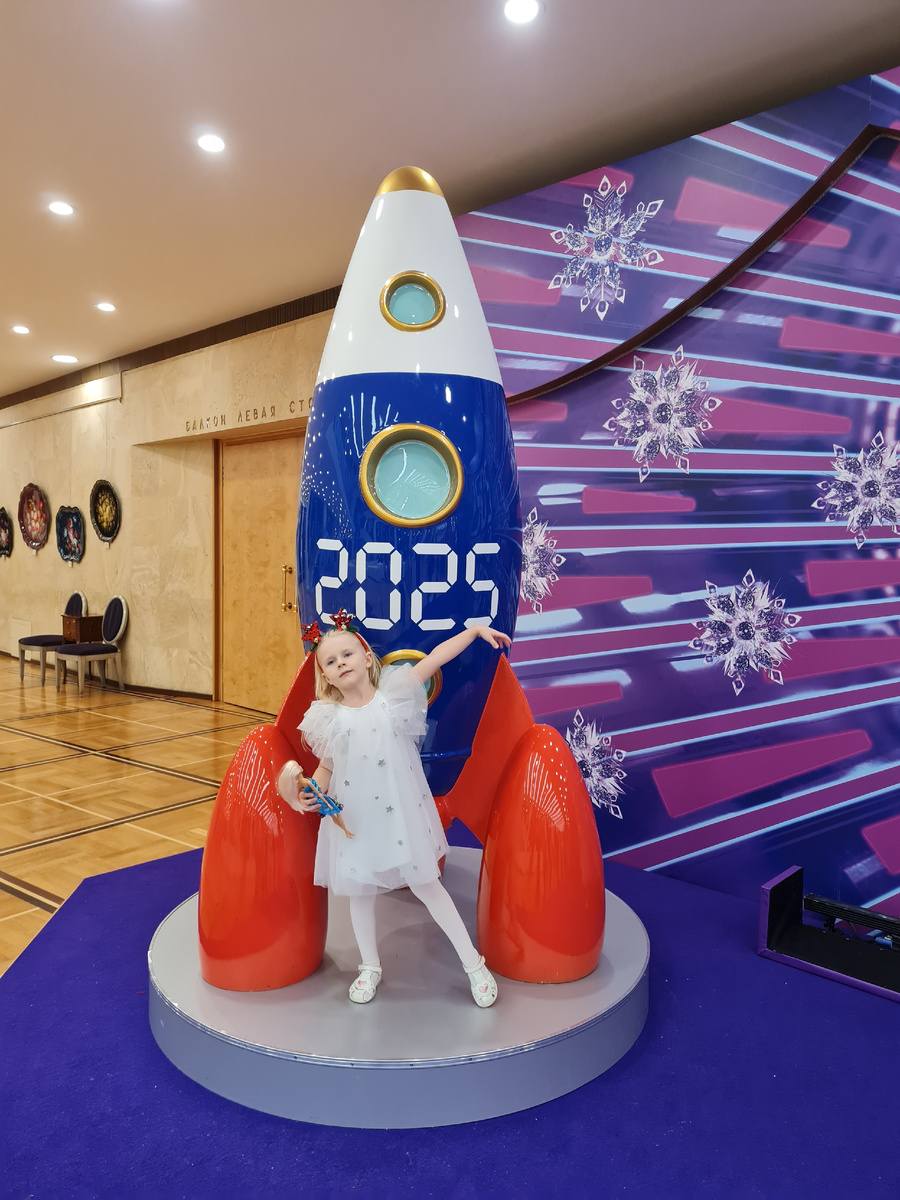 Много декораций и фотозон, где можно сфотографироваться, то у кареты, то у космической ракеты😃. 