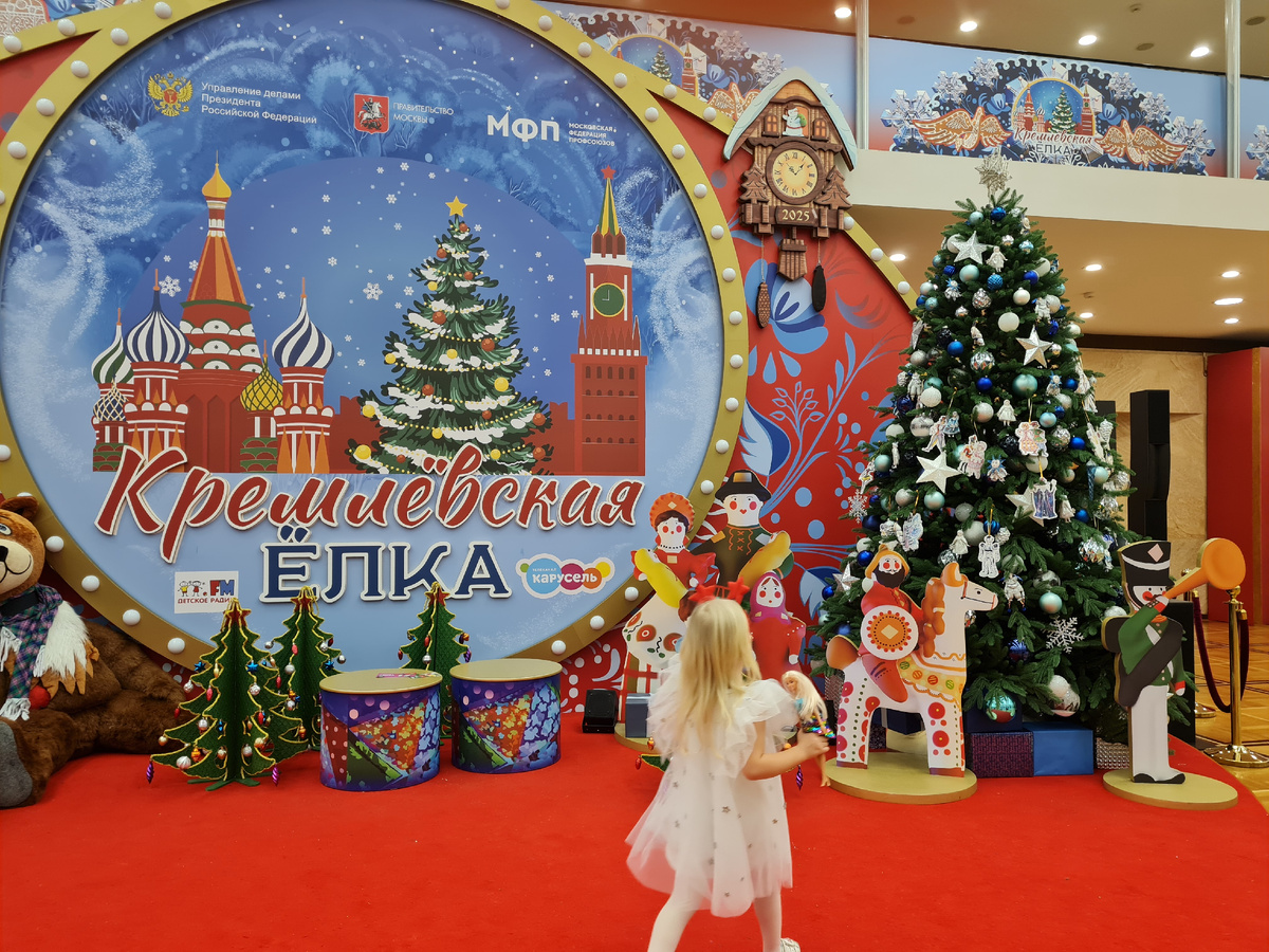 С первого этажа сразу погружаешься в сказку! Всё такое красочное, яркое, динамичное!