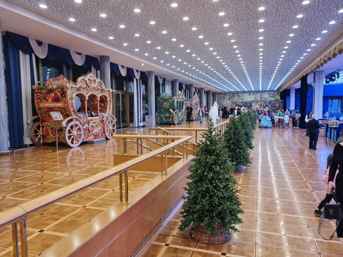 В таких ларьках-каретах можно приобрести или получить подарок для ребенка, если купон был куплен заранее.